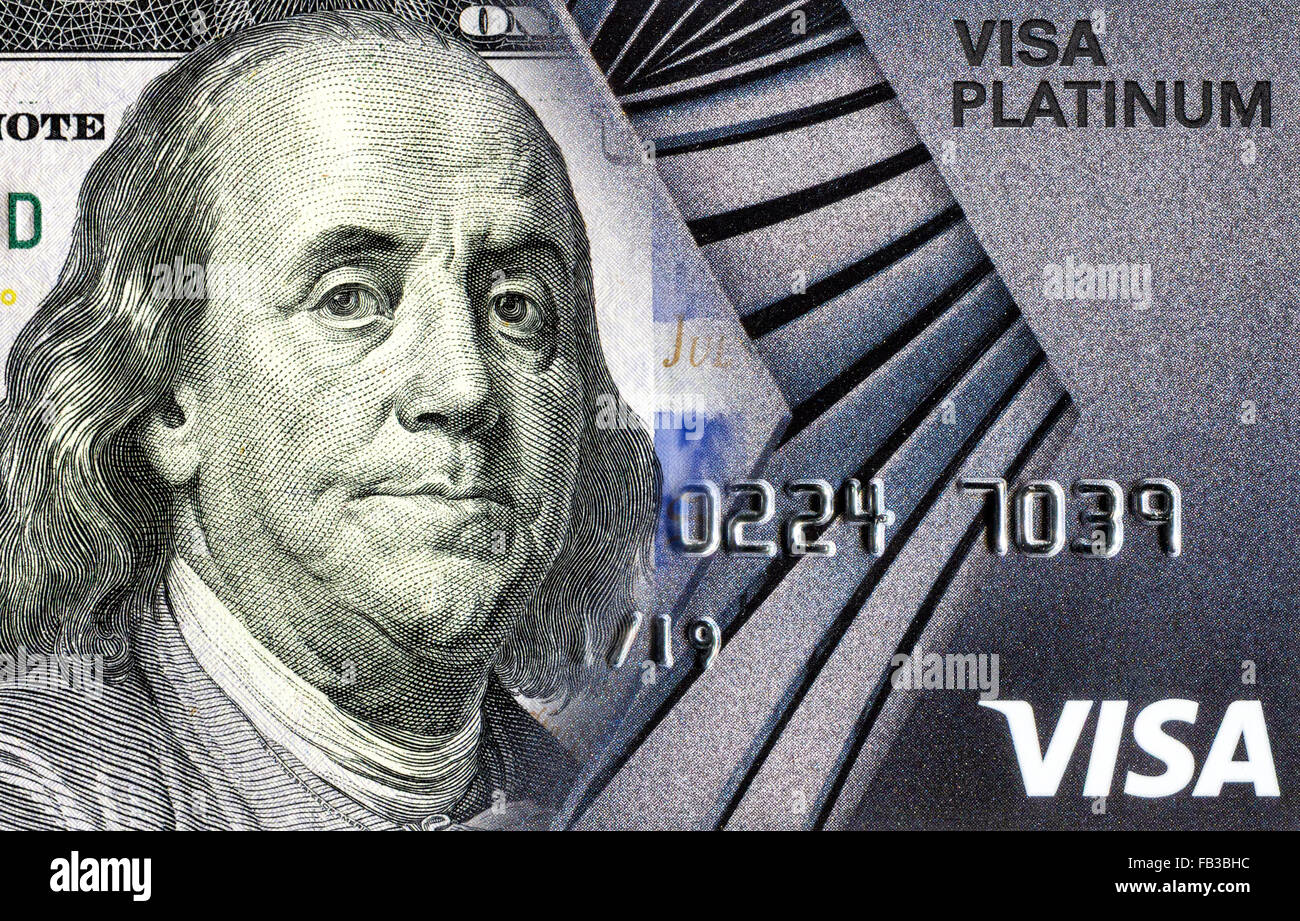 La banconota di un centinaio di dollari americani è convertito in una carta di credito. Concetto di immagine Foto Stock