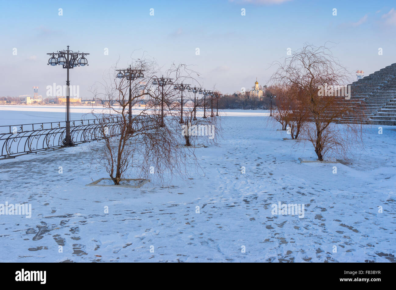Inverno su un vuoto, congelati terrapieno in Dnepropetrovsk city, Ucraina Foto Stock