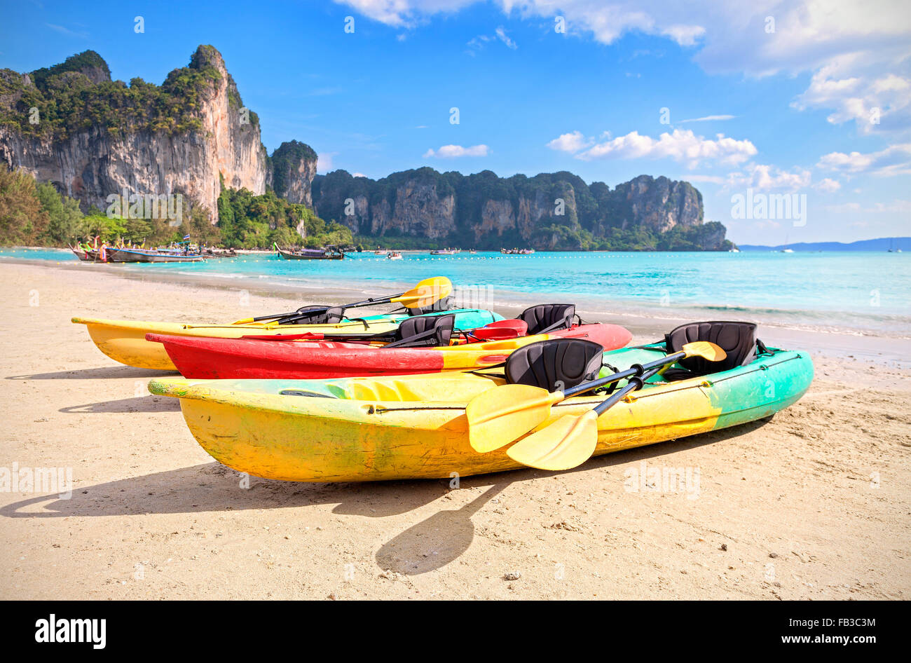 Kayak su una spiaggia tropicale, vacanze attive concetto. Foto Stock