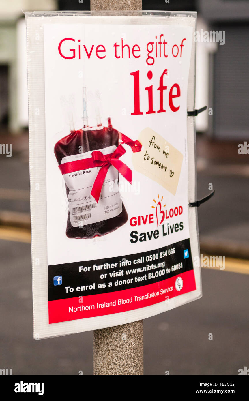 Segno su un lampione informando il pubblico che la donazione di sangue saranno le sessioni. Foto Stock