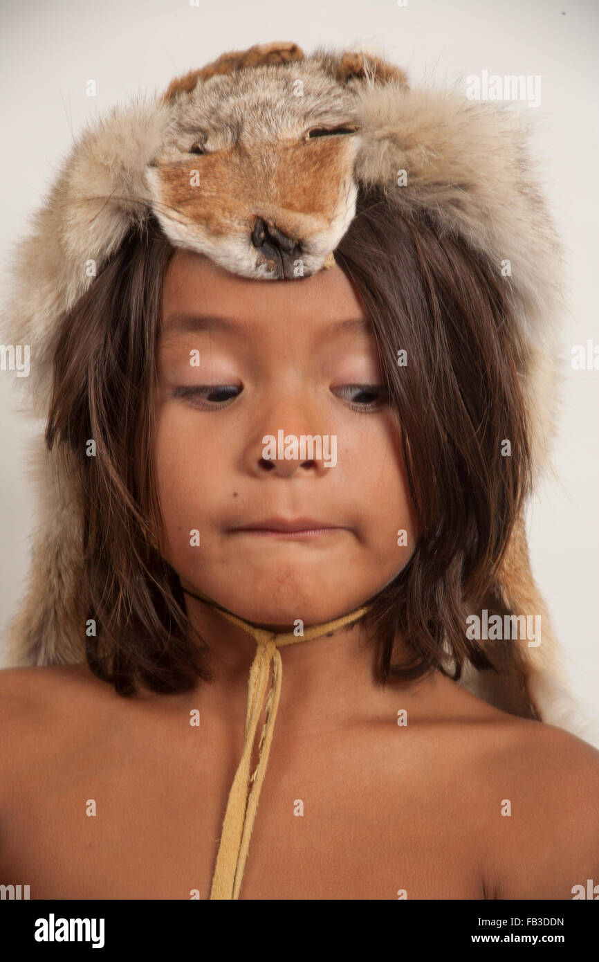 Un dimostrativo Native American boy membro della tribù Acjachemen modelli a testa di coyote costume appropriato maschio per i tribali. Modello di rilascio Foto Stock