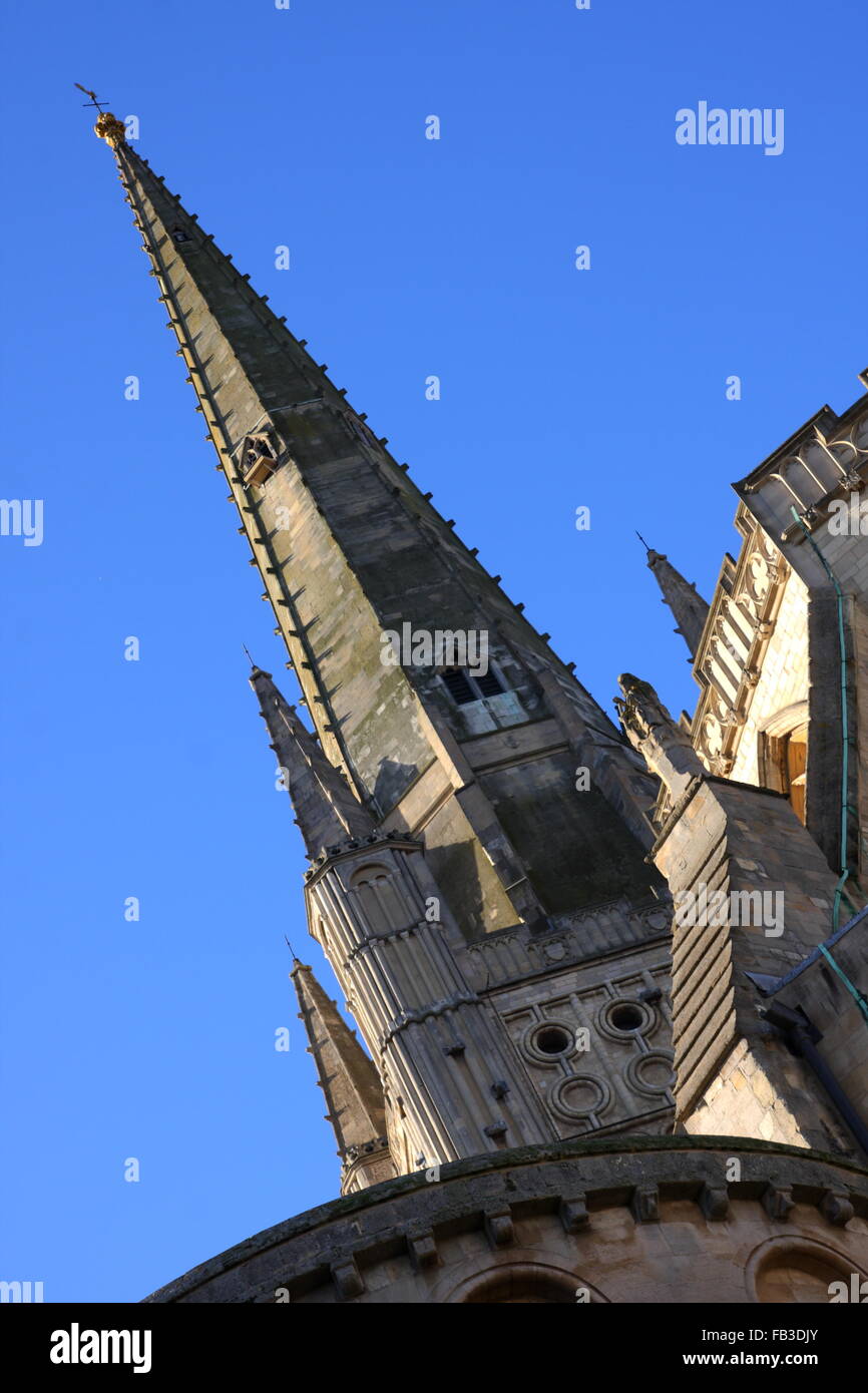 Norwich Cathedral contro un cielo blu Foto Stock