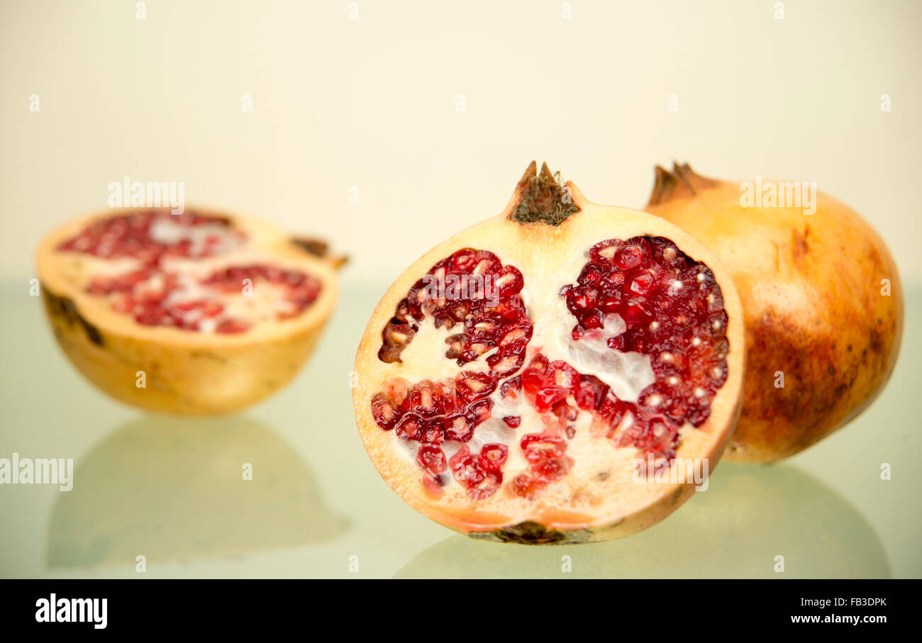 Taglio di melograno e split Foto Stock