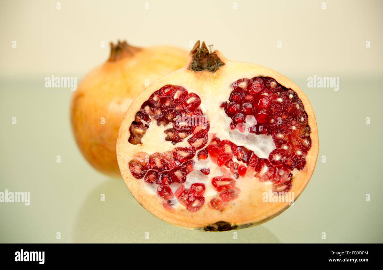 Taglio di melograno e split Foto Stock