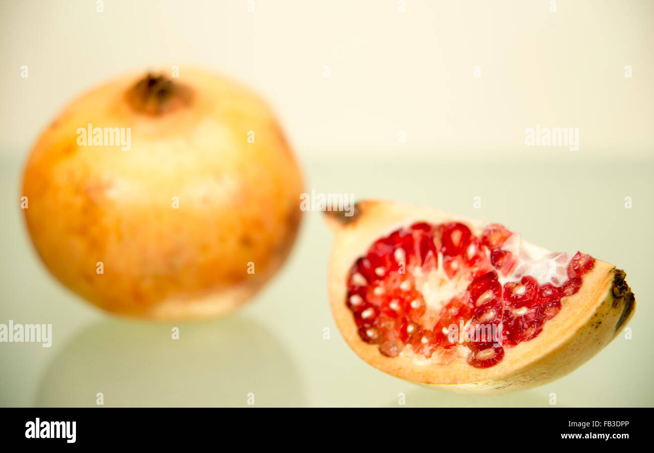 Taglio di melograno e split Foto Stock