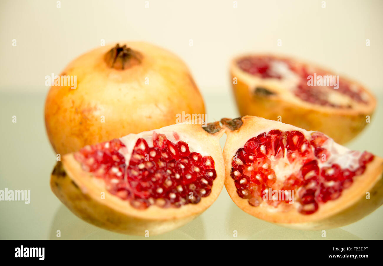 Taglio di melograno e split Foto Stock