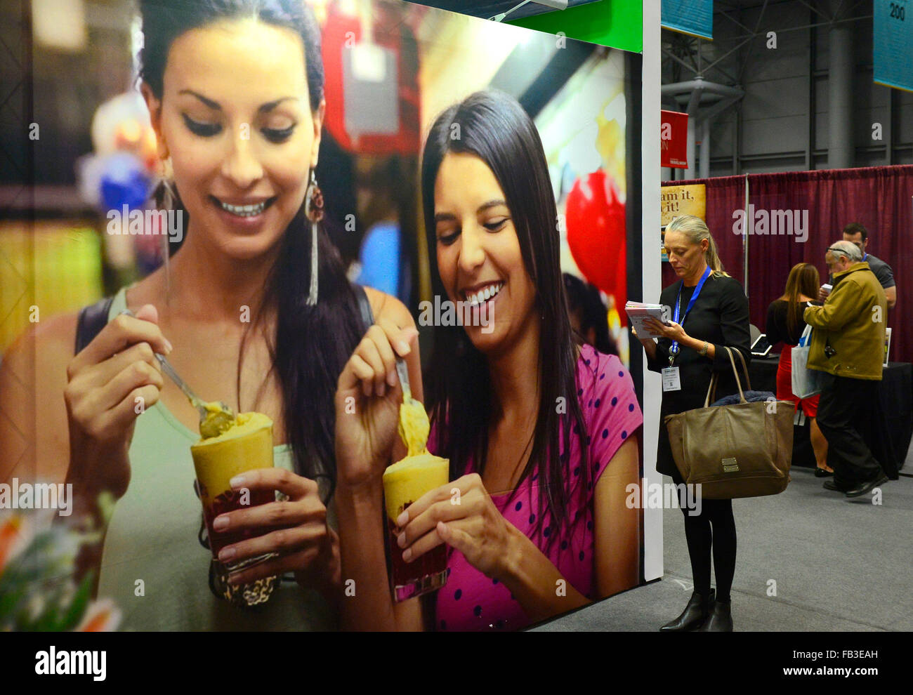 New York, Stati Uniti d'America. 8 Gen, 2016. La gente visita New York Times Travel Show di New York, gli Stati Uniti, a gennaio 8, 2016. New York Times Travel Show è una 3 giorni di manifestazione svoltasi dal 8 gennaio al 10 gennaio presso il Centro Congressi Jacob K. Javits Convention Center di New York. © Wang Lei/Xinhua/Alamy Live News Foto Stock