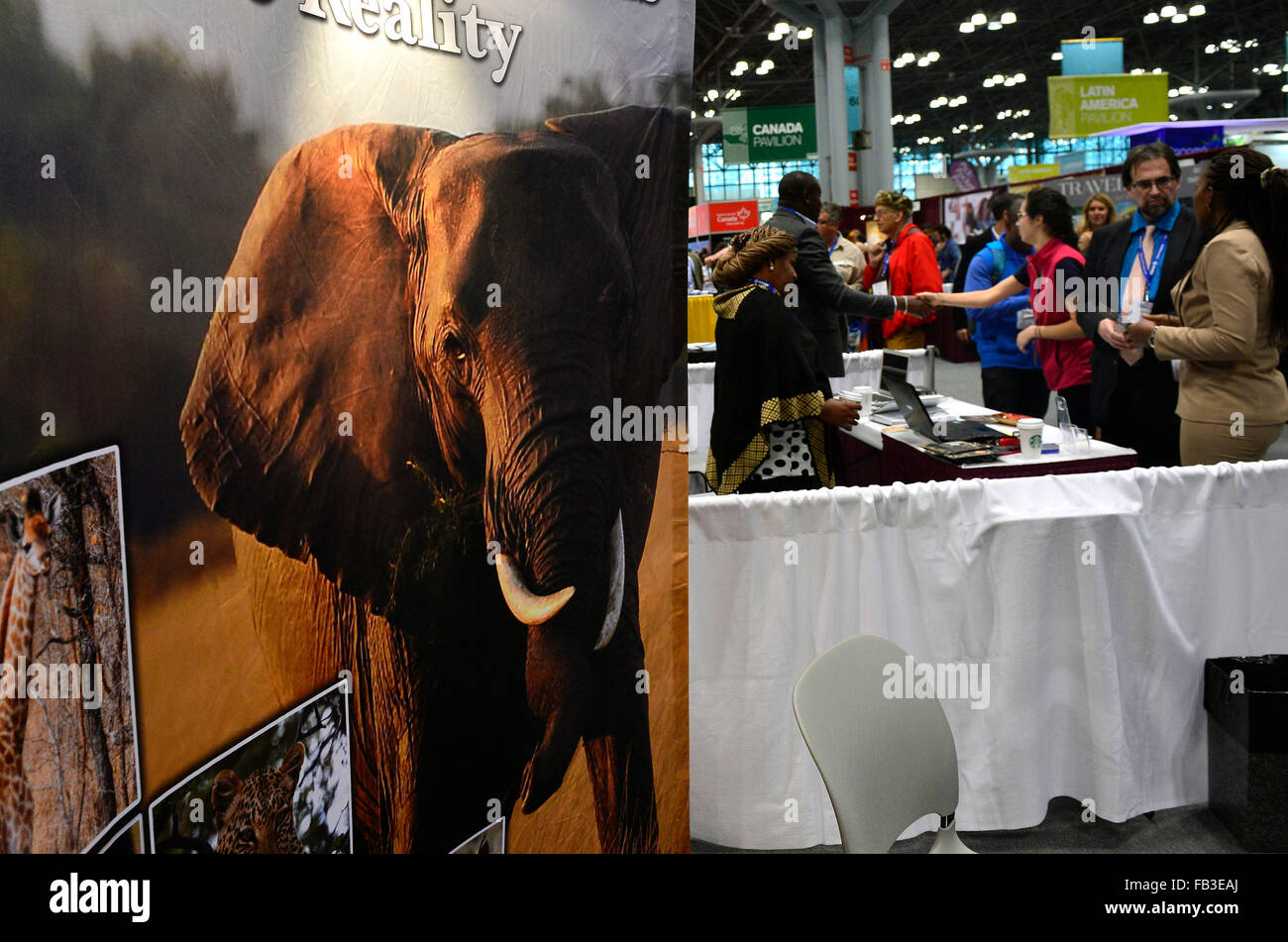 New York, Stati Uniti d'America. 8 Gen, 2016. La gente visita New York Times Travel Show di New York, gli Stati Uniti, a gennaio 8, 2016. New York Times Travel Show è una 3 giorni di manifestazione svoltasi dal 8 gennaio al 10 gennaio presso il Centro Congressi Jacob K. Javits Convention Center di New York. © Wang Lei/Xinhua/Alamy Live News Foto Stock