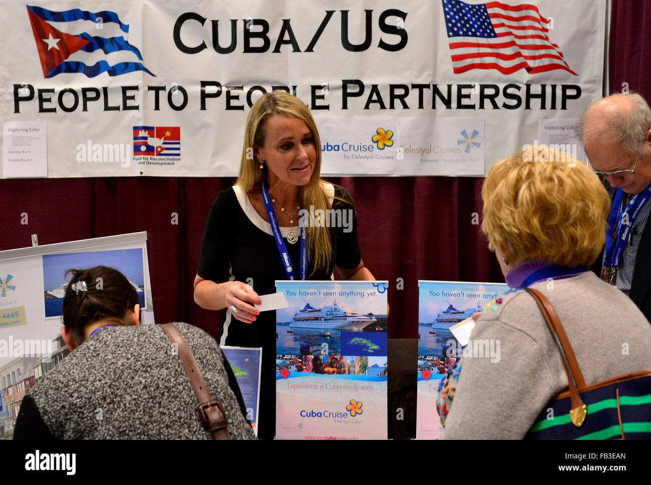 New York, Stati Uniti d'America. 8 Gen, 2016. La gente visita New York Times Travel Show di New York, gli Stati Uniti, a gennaio 8, 2016. New York Times Travel Show è una 3 giorni di manifestazione svoltasi dal 8 gennaio al 10 gennaio presso il Centro Congressi Jacob K. Javits Convention Center di New York. © Wang Lei/Xinhua/Alamy Live News Foto Stock