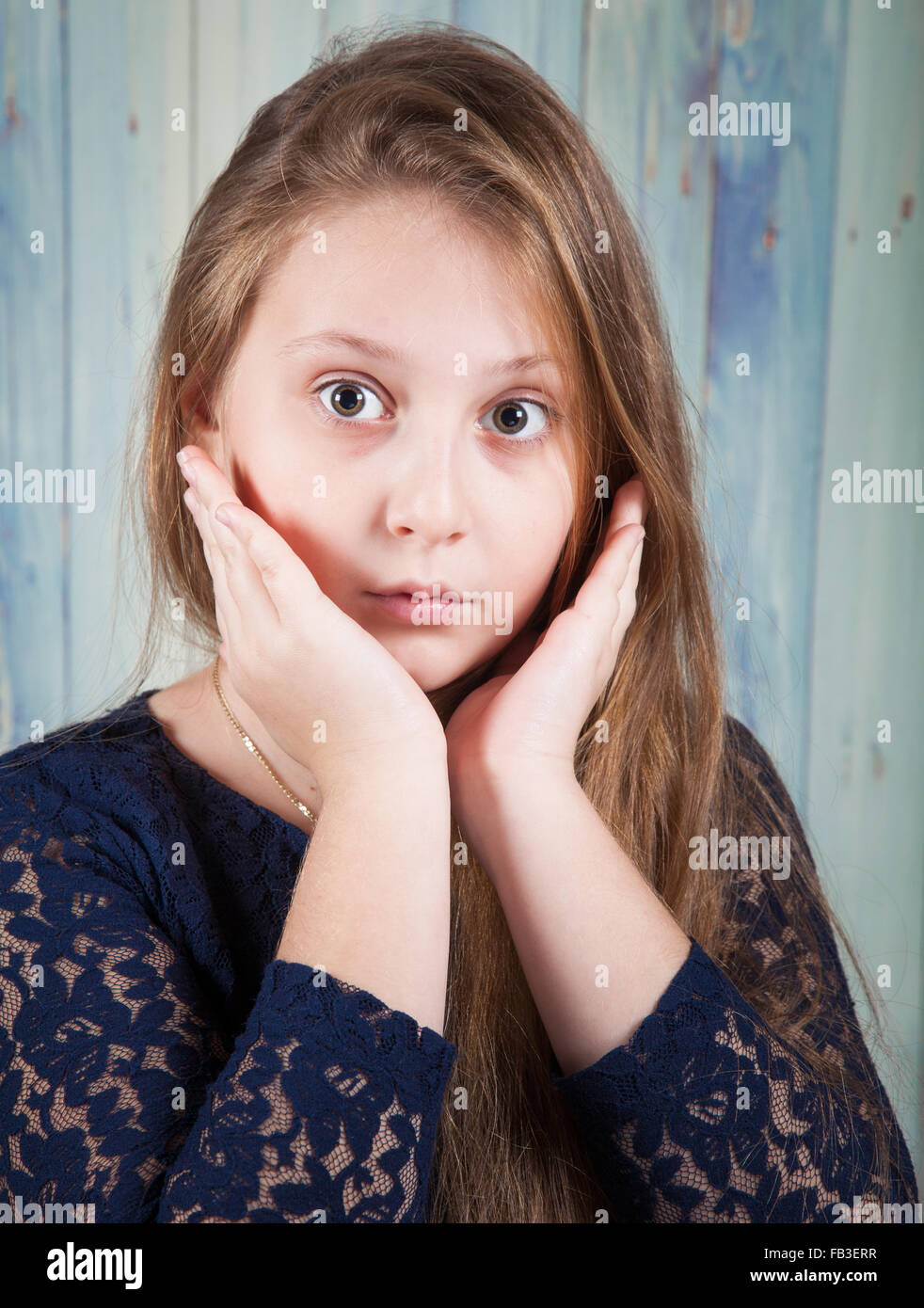 Ritratto di un ragazzino di 10 anni ragazza, studio shot. Foto Stock