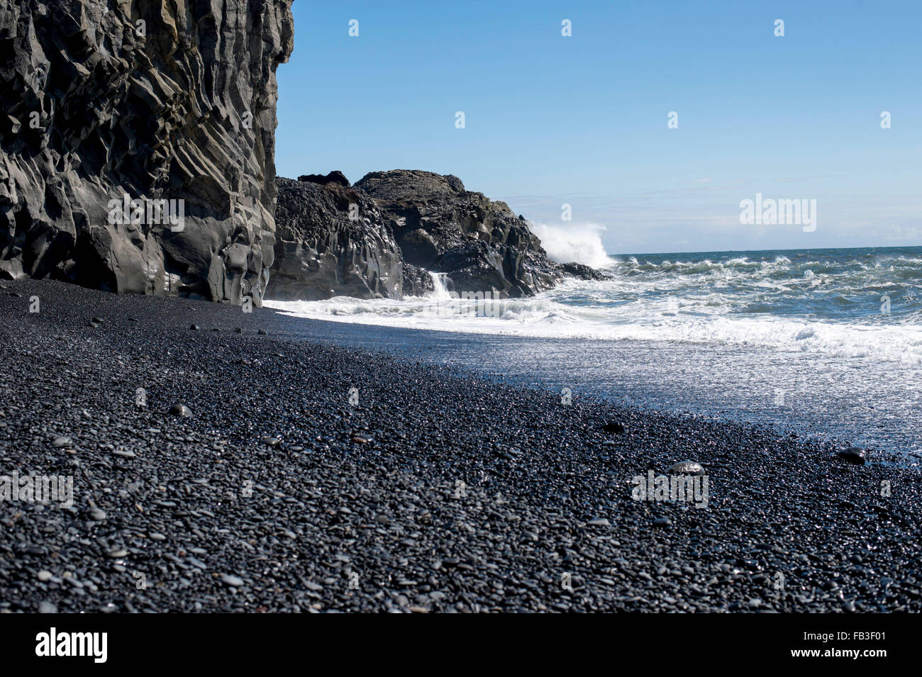 Il famoso nero basalto sabbia spiaggia e scogliere vicino a VIK, Islanda Foto Stock