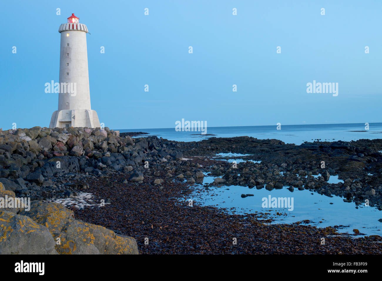 Faro di lavoro al crepuscolo in Akranes, Islanda. Foto Stock