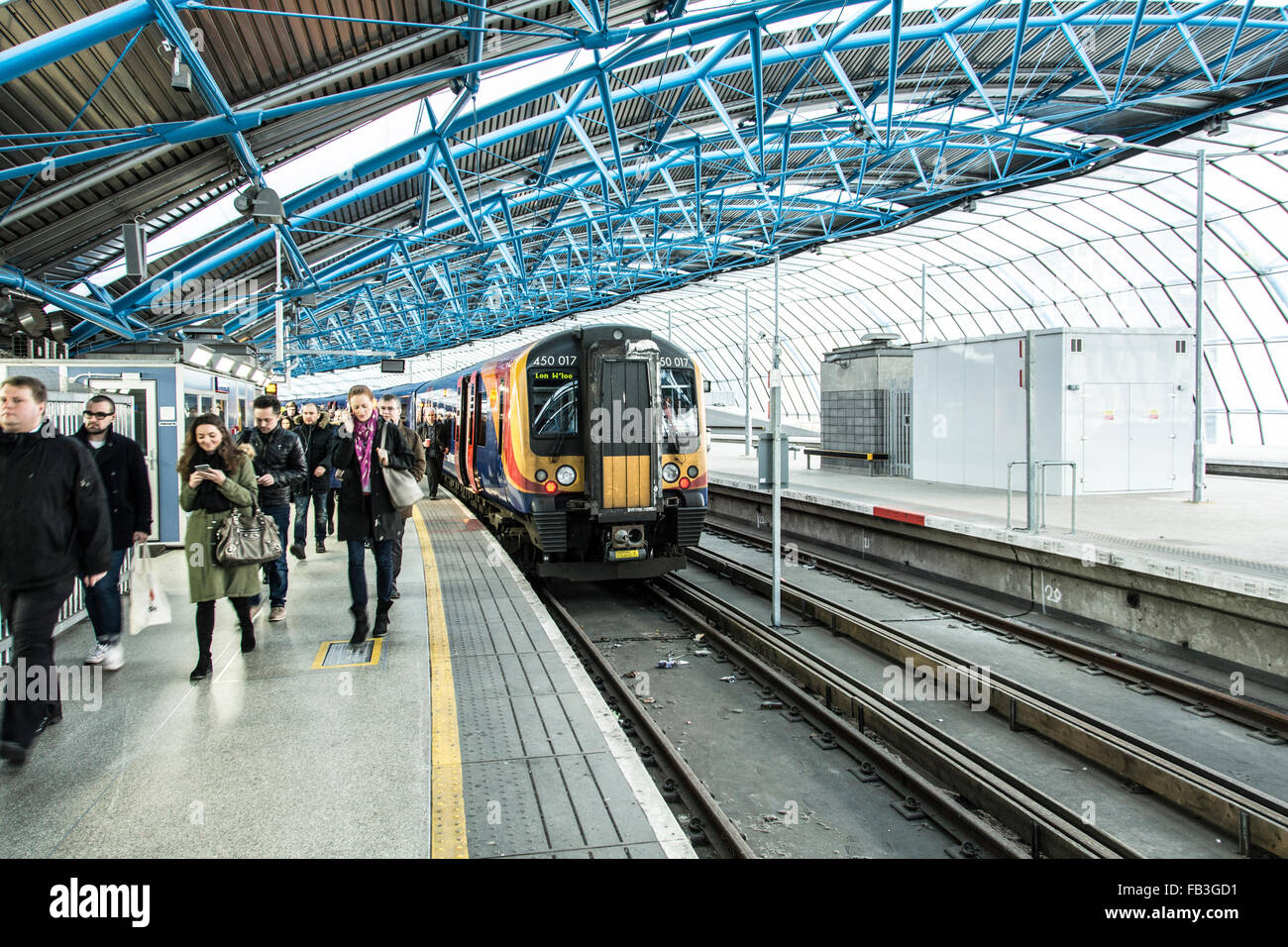 Pendolari in partenza dal treno sud-occidentale alla stazione di Waterloo, Waterloo, Southwark, Londra, SE1, Inghilterra, Regno Unito Foto Stock