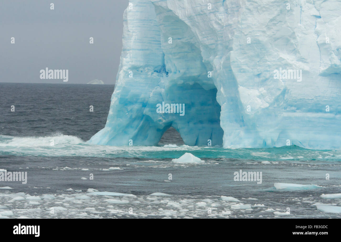 Floating blu iceberg glaciale nelle acque antartiche con bit bergie growlers e. Foto Stock