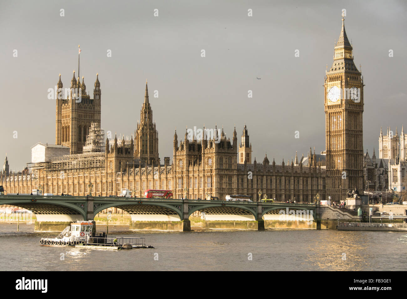 Il Palazzo di Westminster (sede del parlamento) attraverso il fiume Thames, London, England, Regno Unito Foto Stock