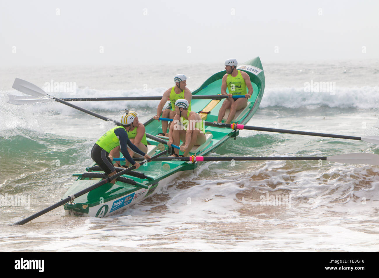 Sydney, Australia. 9 gennaio, 2016. Ocean Thunder elite pro e mens womens surf boat racing a Dee Why Beach, Sydney, questo è il round 3 e coinvolge squadre da Bilgola,acqua dolce,Collaroy,Dee Why, Batemans Bay,Bondi e molti altri Enti: modello10/Alamy Live News Foto Stock