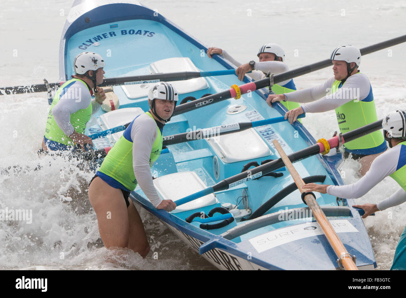 Sydney, Australia. 9 gennaio, 2016. Ocean Thunder elite pro e mens womens surf boat racing a Dee Why Beach, Sydney, questo è il round 3 e coinvolge squadre da Bilgola,acqua dolce,Collaroy,Dee Why, Batemans Bay,Bondi e molti altri Enti: modello10/Alamy Live News Foto Stock