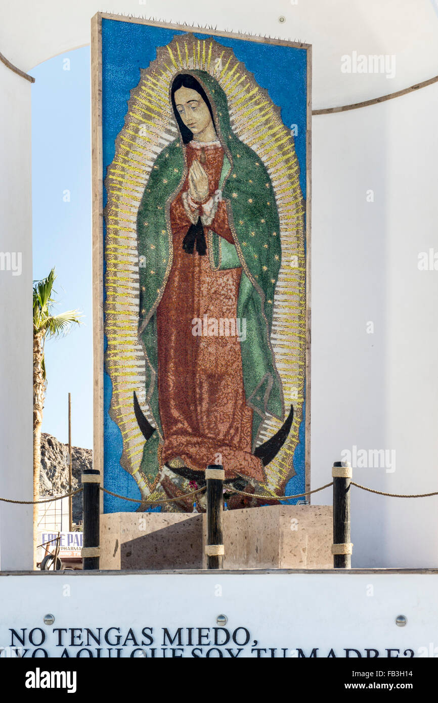 Bella riccamente colorata in rosso oro verde freestanding pannello a mosaico Vergine di Guadalupe al riparo al di fuori sotto arch porto antico Foto Stock
