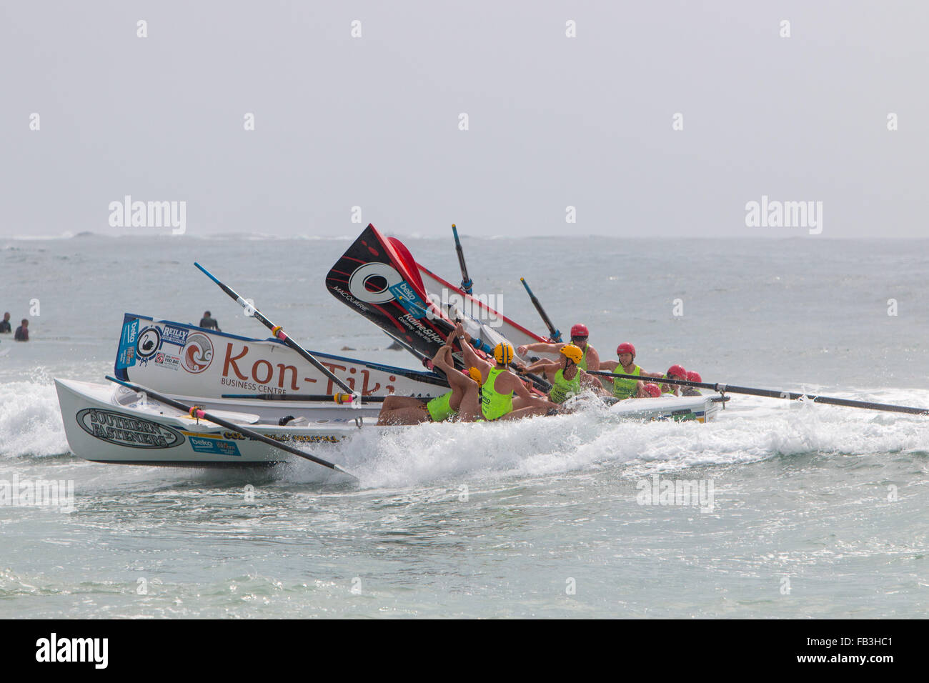 Sydney, Australia. 9 gennaio, 2016. Collisione durante la Ocean Thunder elite pro e mens womens surf boat racing a Dee Why Beach, Sydney, questo è il round 3 e coinvolge squadre da Bilgola,acqua dolce,Collaroy,Dee Why, Batemans Bay,Bondi e molti altri Enti: modello10/Alamy Live News Foto Stock