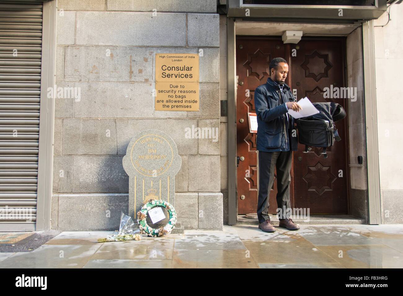 Memoriale al PC Jim Morrison fuori dall'Indian High Commission nell'Aldwych, Londra, Inghilterra, Regno Unito Foto Stock