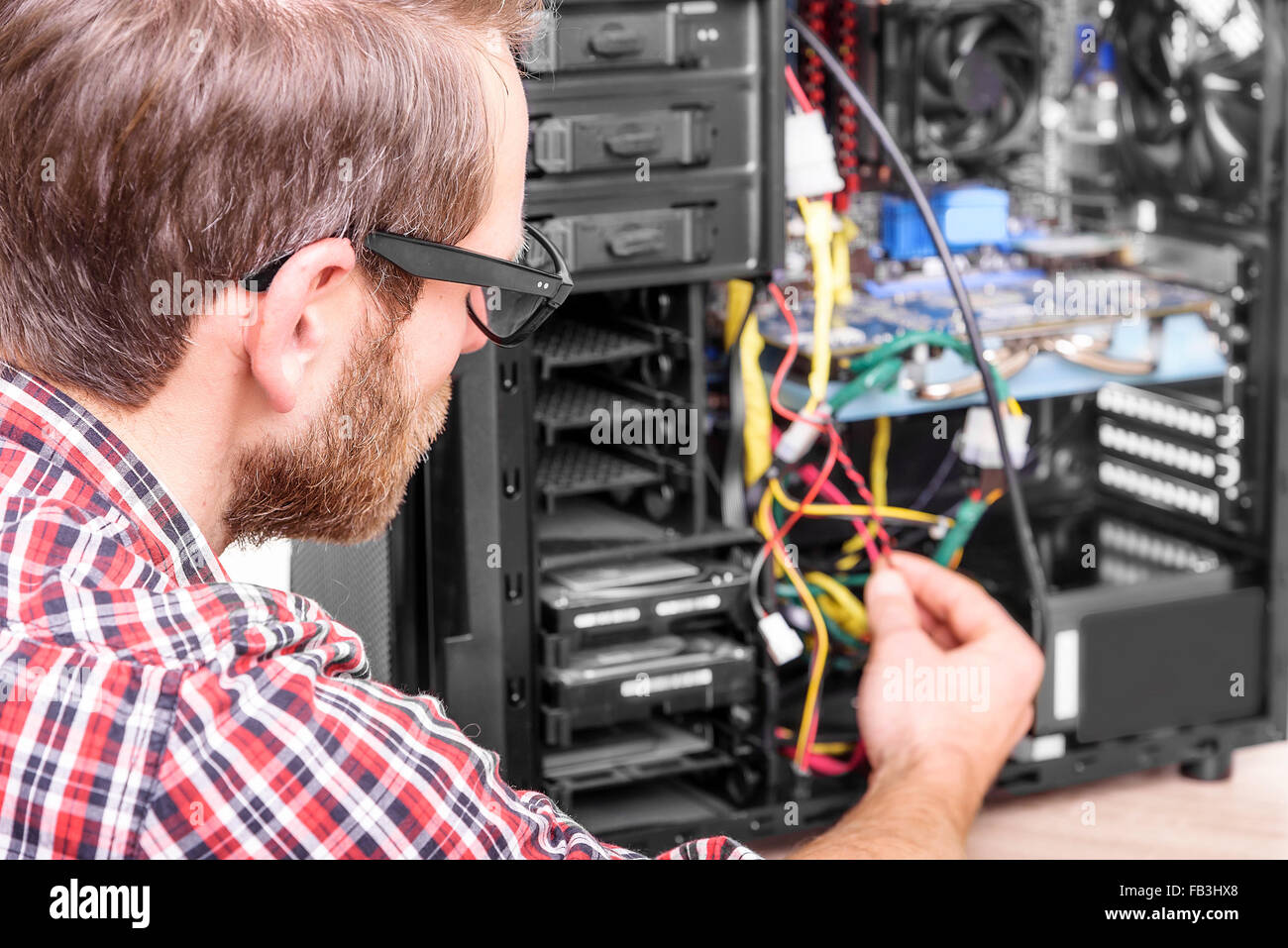 Computer un tecnico ripara il computer. Foto Stock