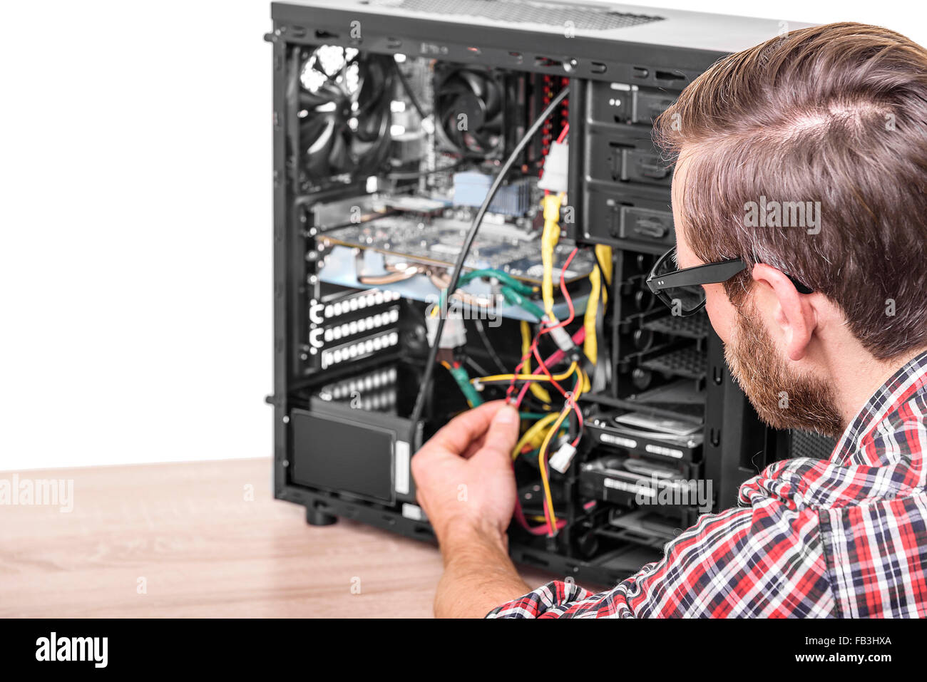 Computer un tecnico ripara il computer. Foto Stock