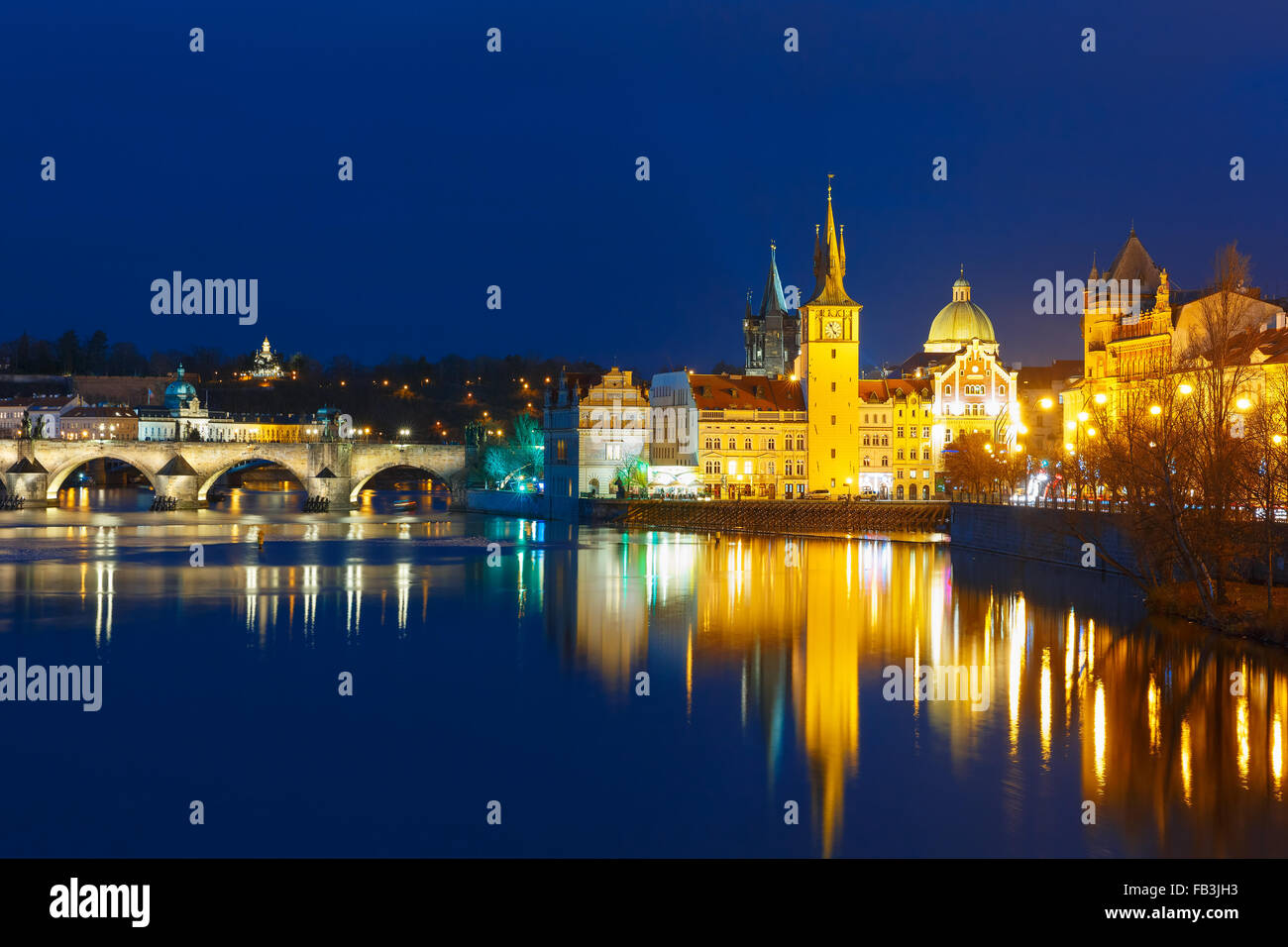 Il fiume Moldava e la Città Vecchia di notte a Praga Foto Stock