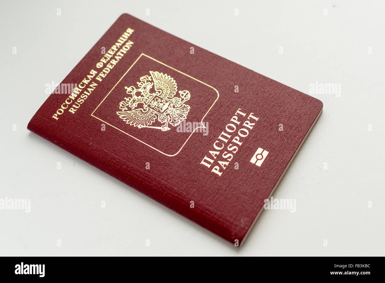 Unico internazionale nuovo passaporto russo su sfondo bianco Foto Stock