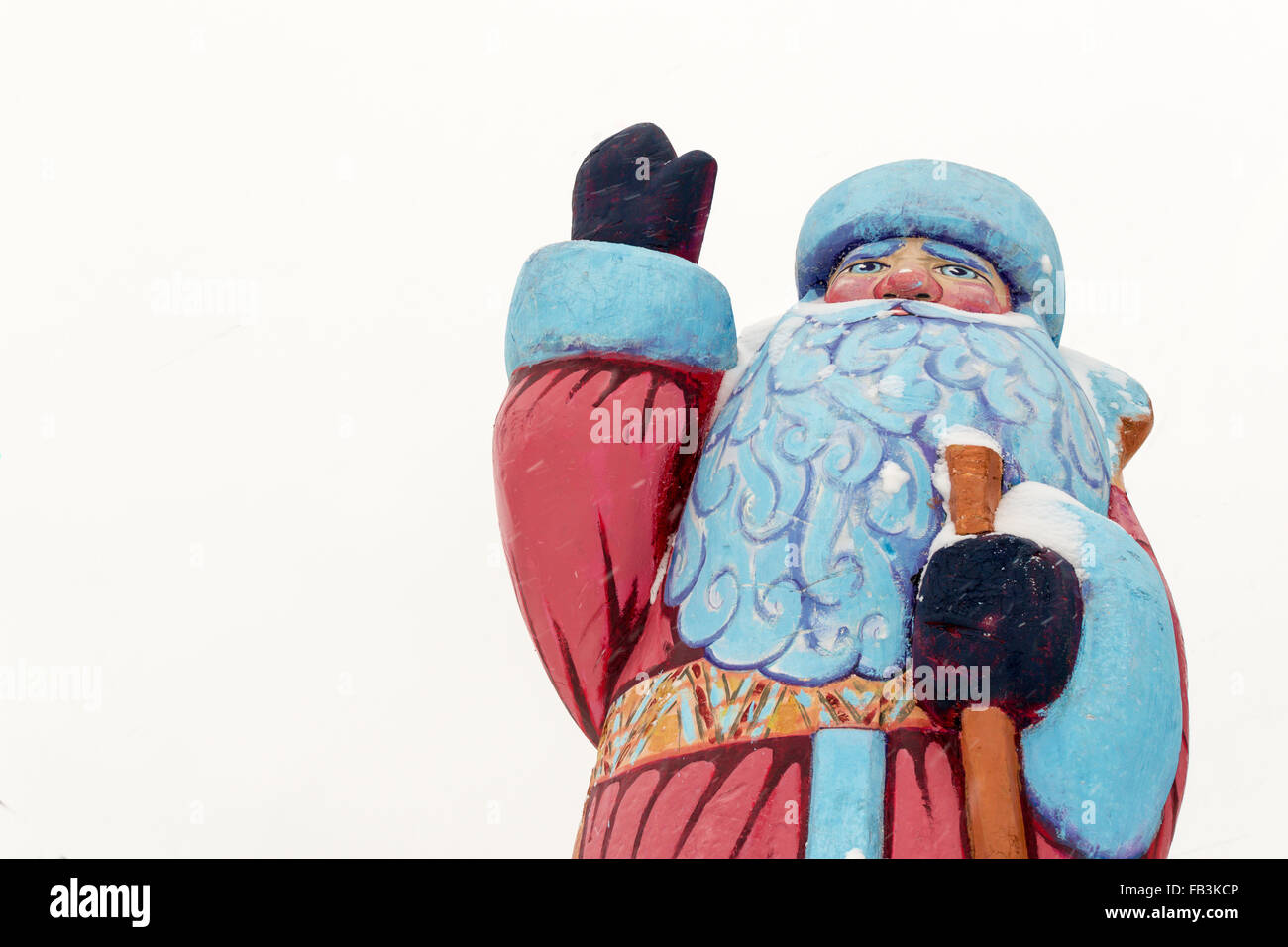 Il russo Babbo Natale nella neve con uno sfondo bianco Foto Stock