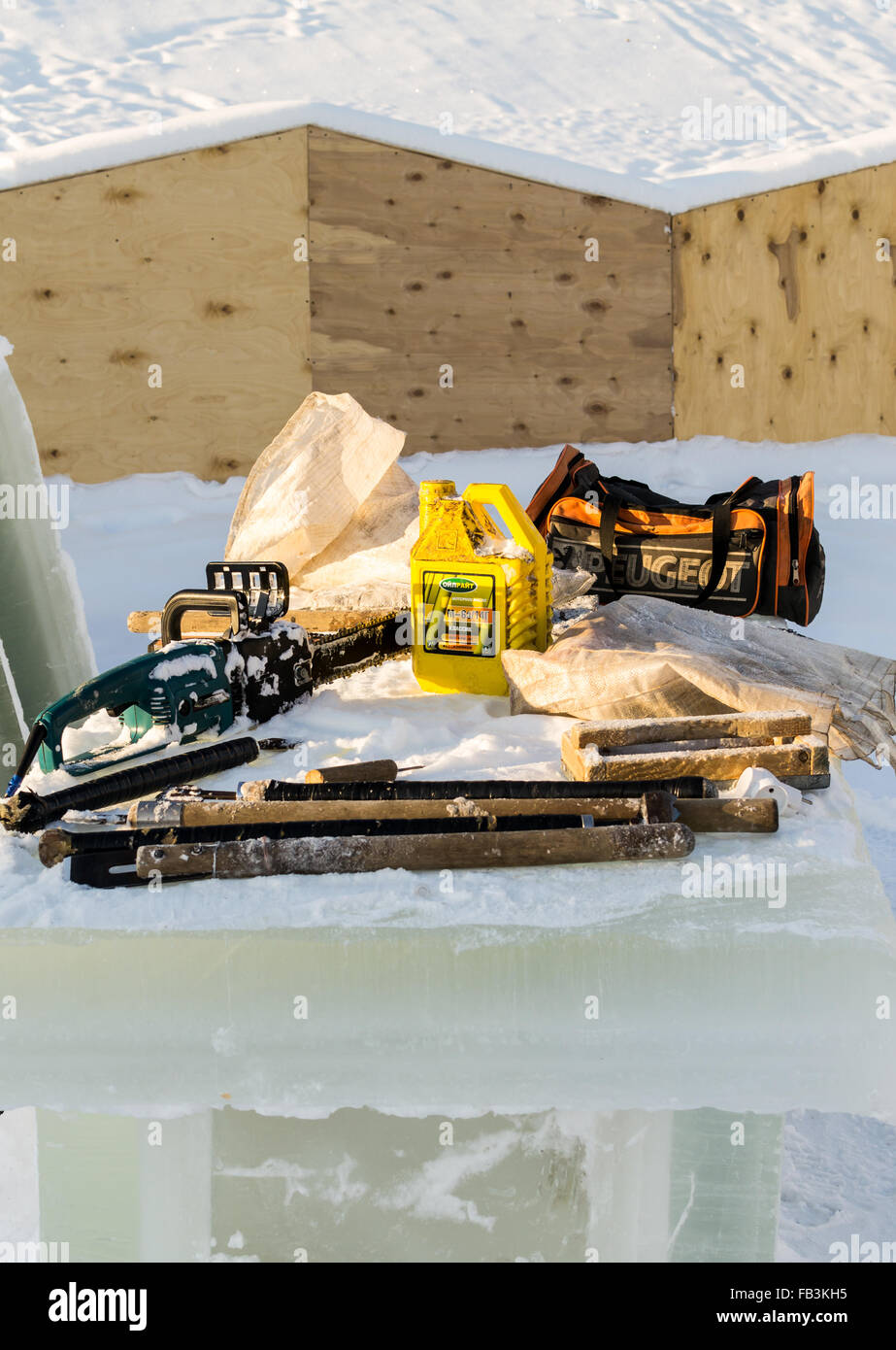UFA - RUSSIA 19dicembre 2015 - Gli strumenti di una scultura di ghiaccio lavoratore poggia su un blocco di acqua congelata a Ufa, Russia, 2015 Foto Stock