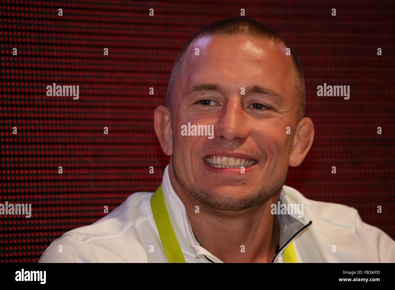 Las Vegas, NV, Stati Uniti d'America. 8 Gen, 2016. Georges St-Pierre di presenze per 2016 International CES (Consumer Electronics Show) - Ven, il Sands Expo e dal Centro Convegni di Las Vegas, NV Gennaio 8, 2016. Credito: James Atoa/Everett raccolta/Alamy Live News Foto Stock