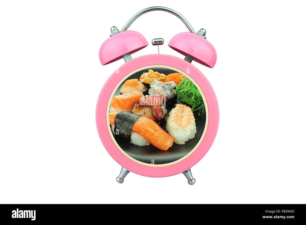 Arte concettuale : tempo di sushi : sushi all'interno di rosa sveglia isolati su sfondo bianco Foto Stock
