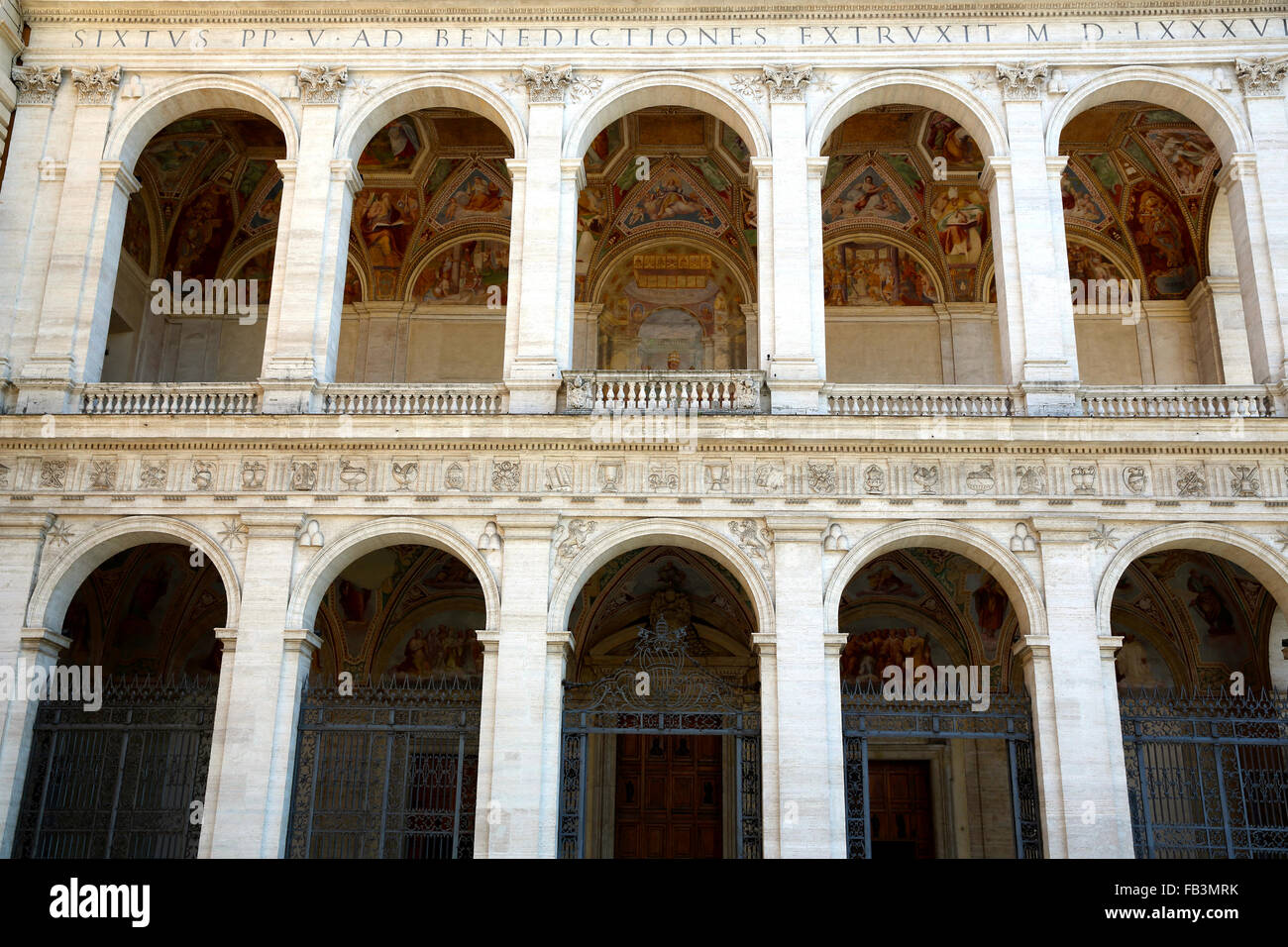 Il portico della Basilica di San Giovanni in Laterano a Roma. Foto Stock