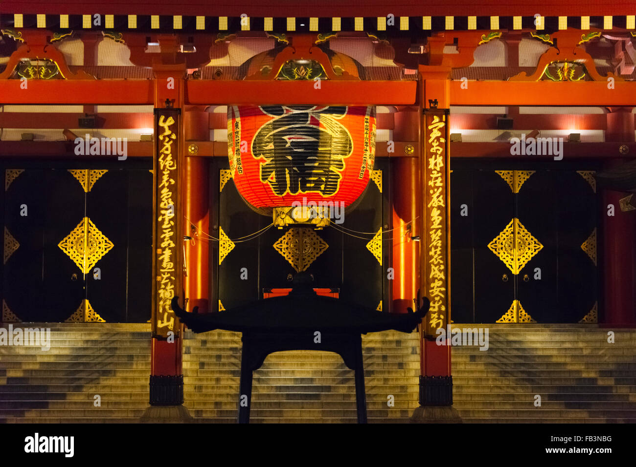 Lanterna rossa e incenso bruciatore a Kaminari Gate sul cancello di ingresso che conduce al tempio di Sensoji, Asakusa, Tokyo, Giappone Foto Stock