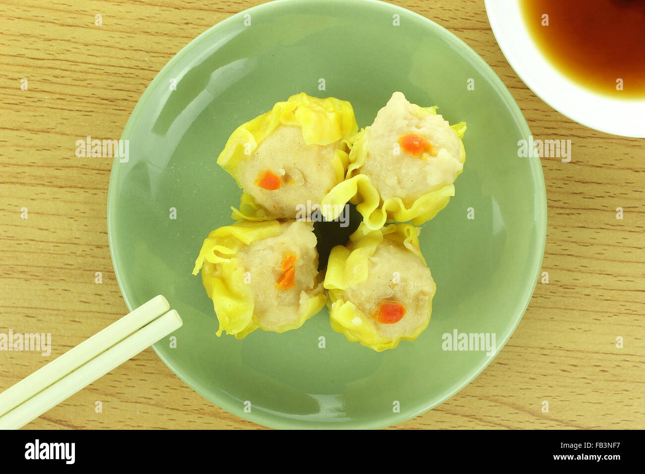 Shumai , siu mai - cinese di maiale al vapore gnocchi di patate con salsa Foto Stock