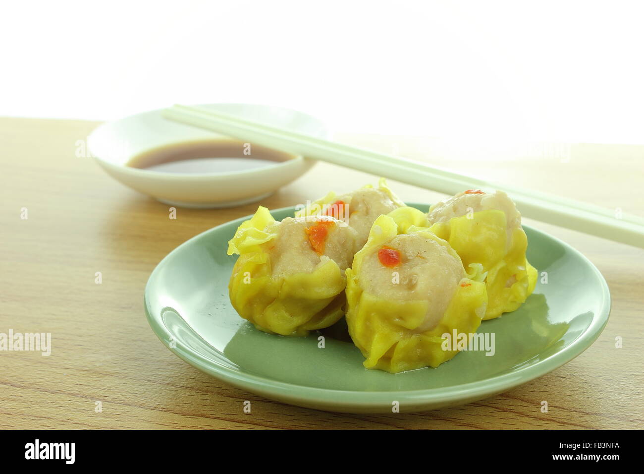 Shumai , siu mai - cinese di maiale al vapore gnocchi di patate con salsa Foto Stock