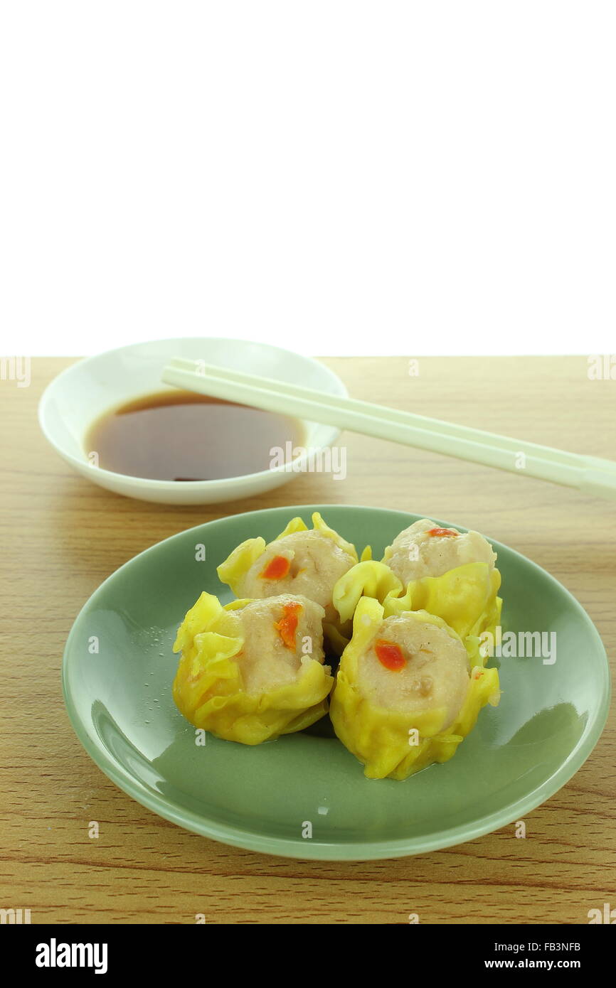 Shumai , siu mai - cinese di maiale al vapore gnocchi di patate con salsa Foto Stock
