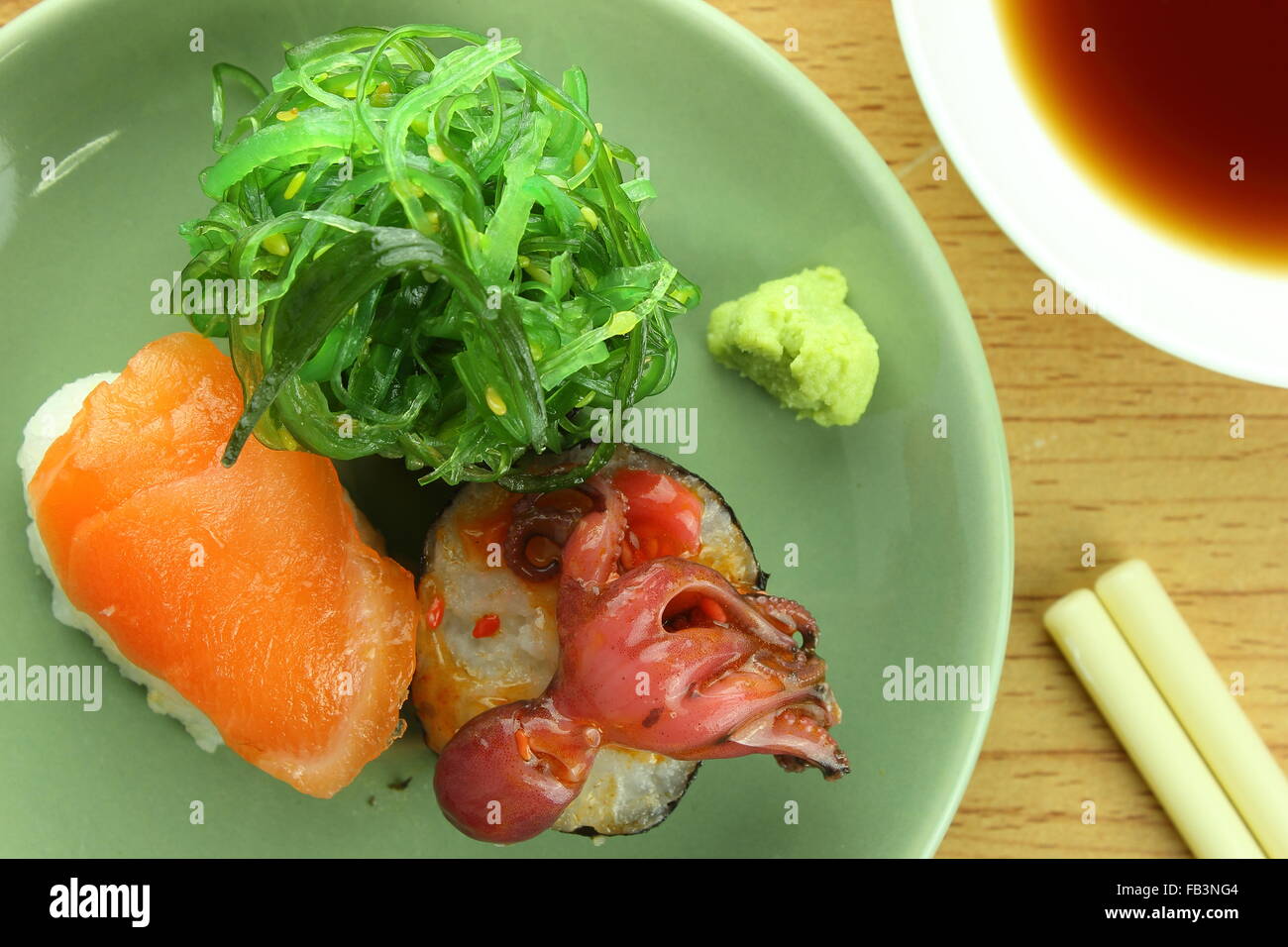 Sushi di salmone sushi di alghe e calamari sushi con wasabi e salsa di shoyu Foto Stock