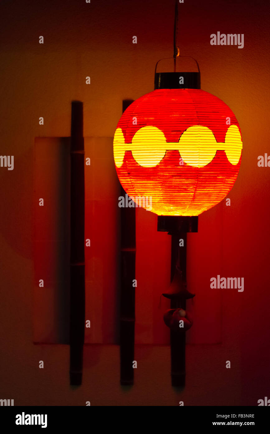 Lanterna al di fuori di una casa tradizionale su Hanami-Koji Street nel quartiere di Gion, Kyoto, Giappone Foto Stock