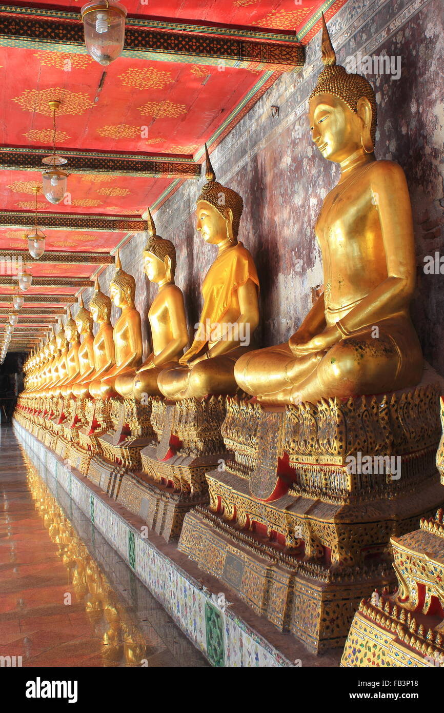 La meditazione statue di Buddha nel tempio buddista di Wat Suthat di Bangkok, Tailandia Foto Stock