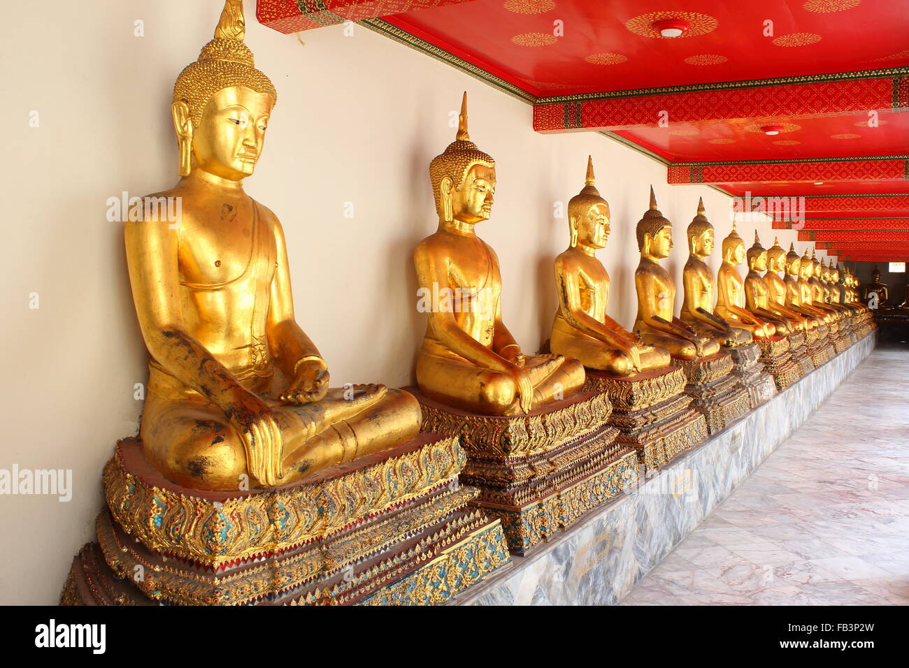 La meditazione statue di Buddha nel tempio buddista Wat Pho, bangkok, Thailandia Foto Stock