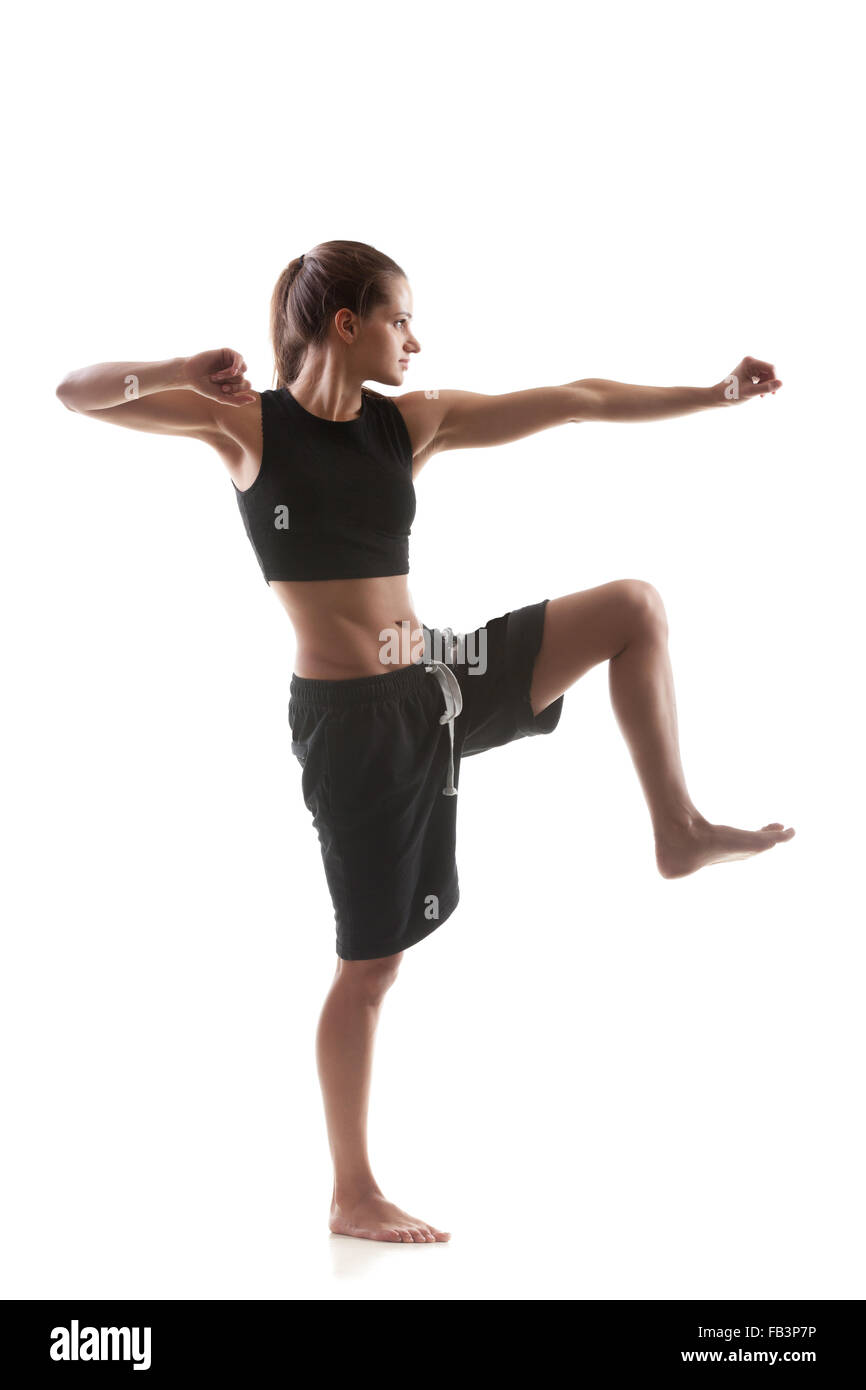 Yoga sportivo girl su sfondo bianco in fase di riscaldamento Foto Stock