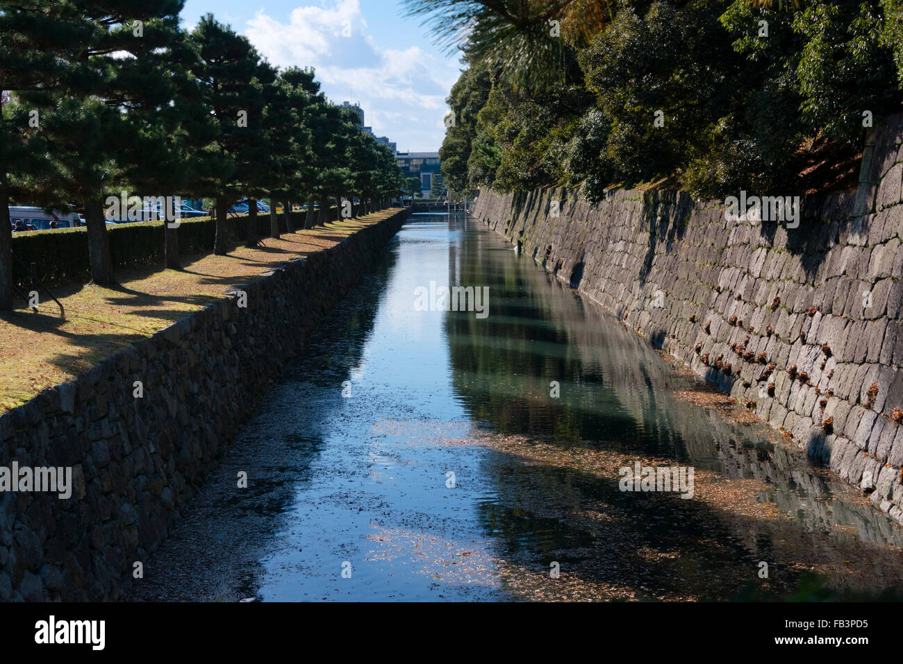 Muro di castello fatto di enormi rocce e fossato, il Castello di Nijo, Kyoto, Giappone Foto Stock