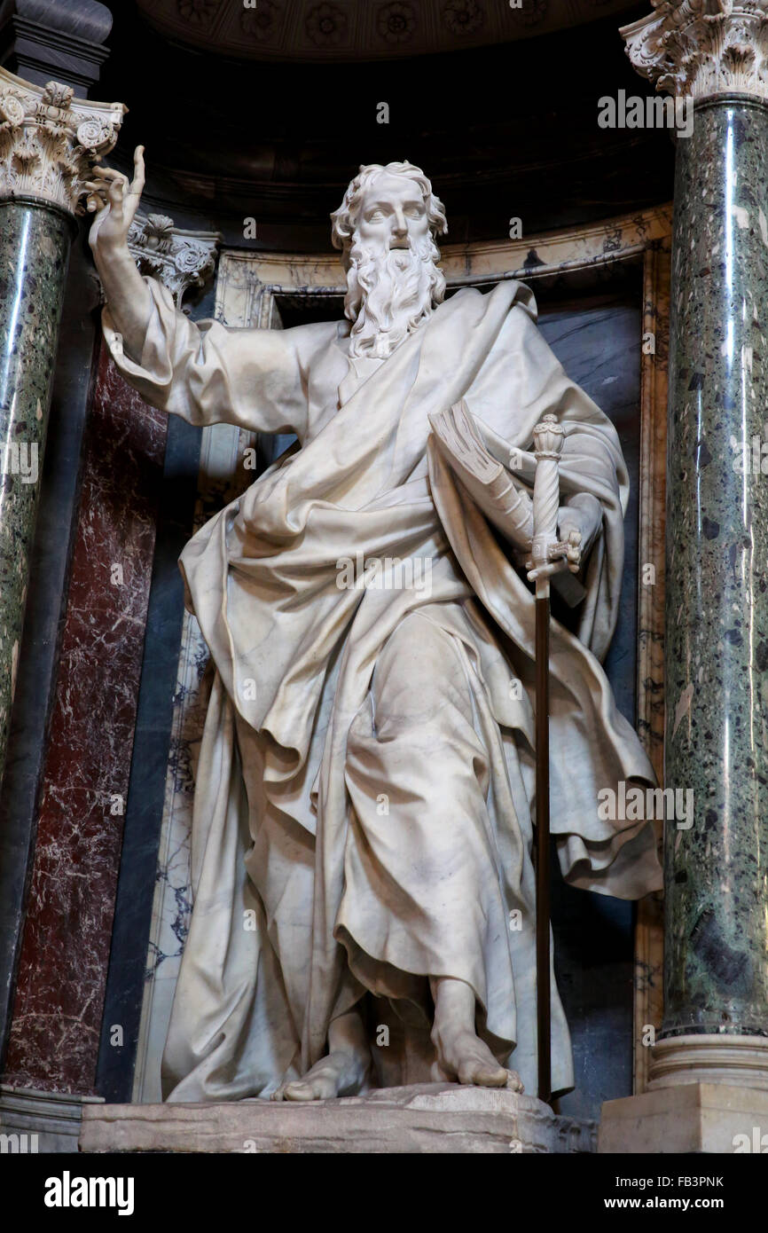Statua di San Paolo nella Basilica di San Giovanni in Laterano la chiesa in Roma (Italia). Foto Stock
