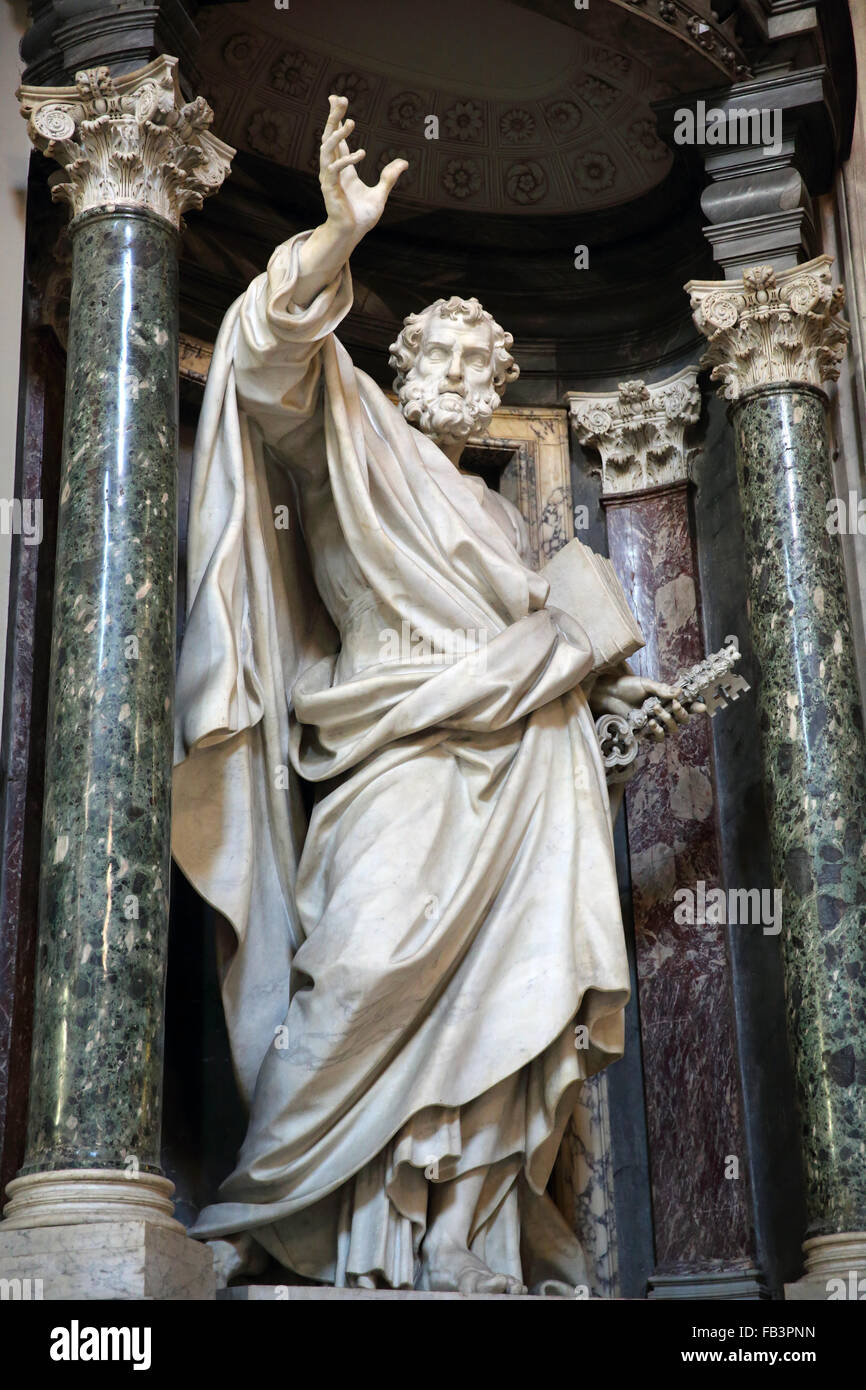 Statua di San Pietro nella Basilica di San Giovanni in Laterano la chiesa in Roma (Italia). Foto Stock