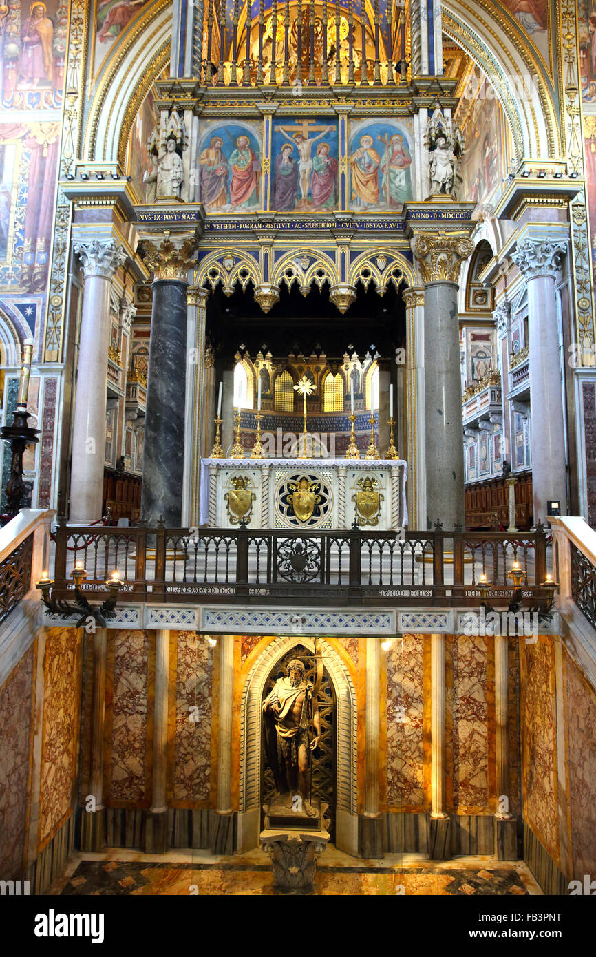 La navata centrale della Basilica di San Giovanni in Laterano la chiesa in Roma Italia Foto Stock