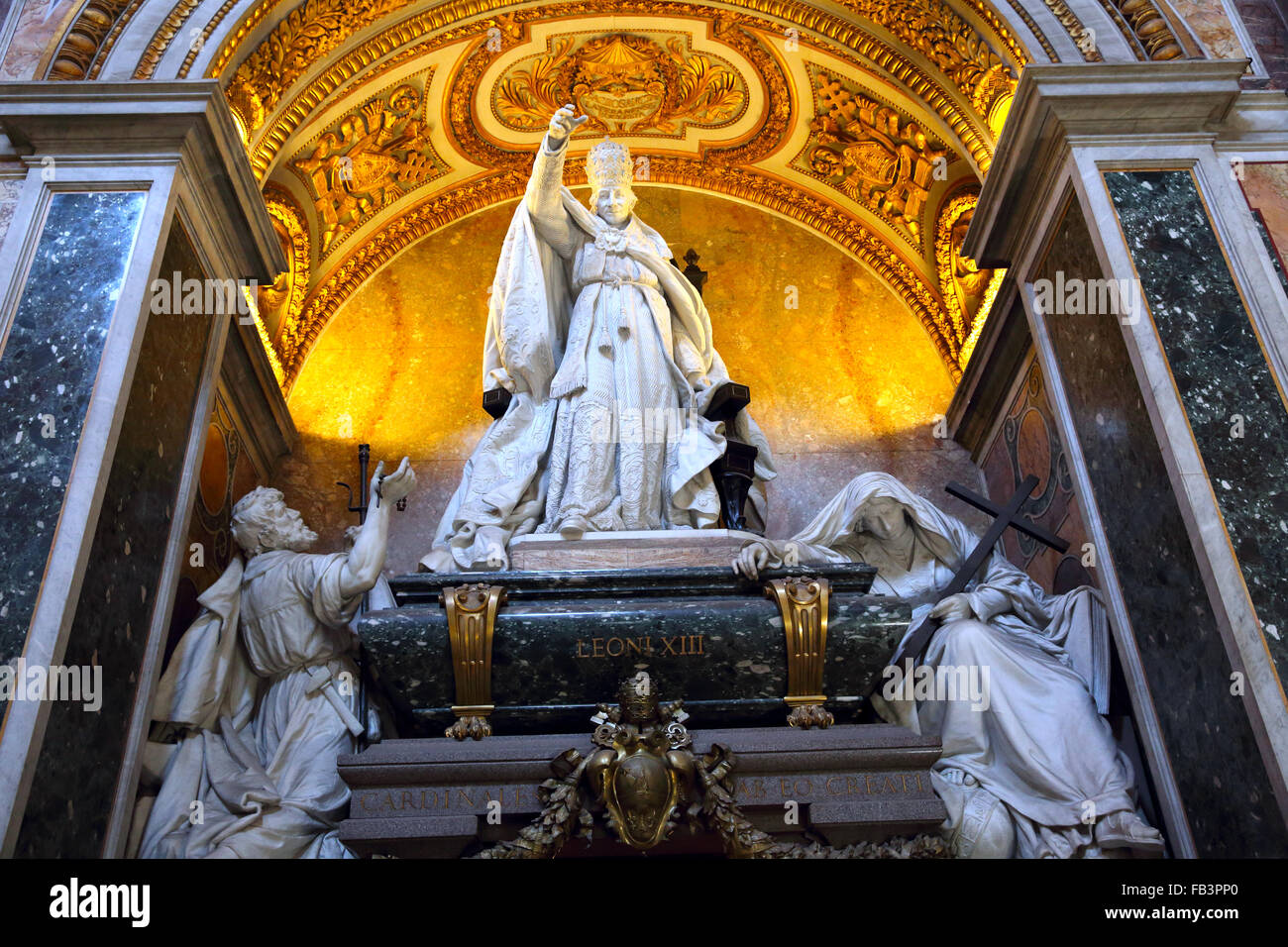La statua di Papa Leone XIII nella Basilica di San Giovanni in Laterano la chiesa in Roma (Italia). Foto Stock