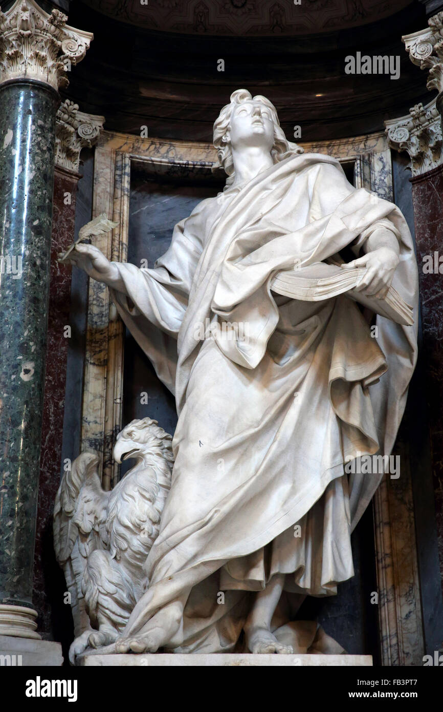 Statua di San Giovanni nella Basilica di San Giovanni in Laterano la chiesa in Roma (Italia). Foto Stock