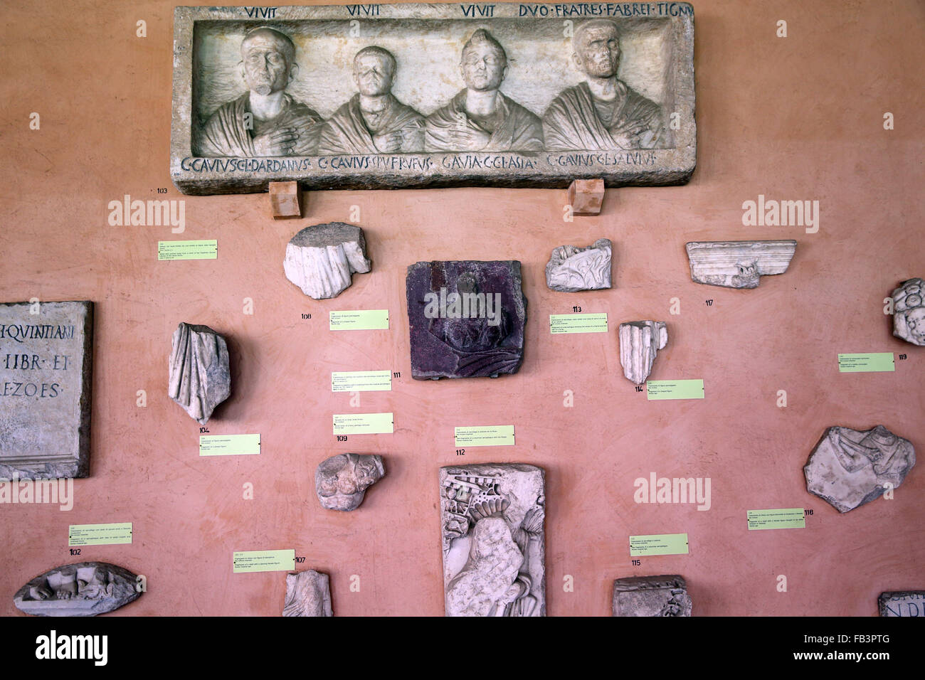Vari artefatti visualizzati nei chiostri area della Basilica di San Giovanni in Laterano la chiesa in Roma (Italia). Foto Stock