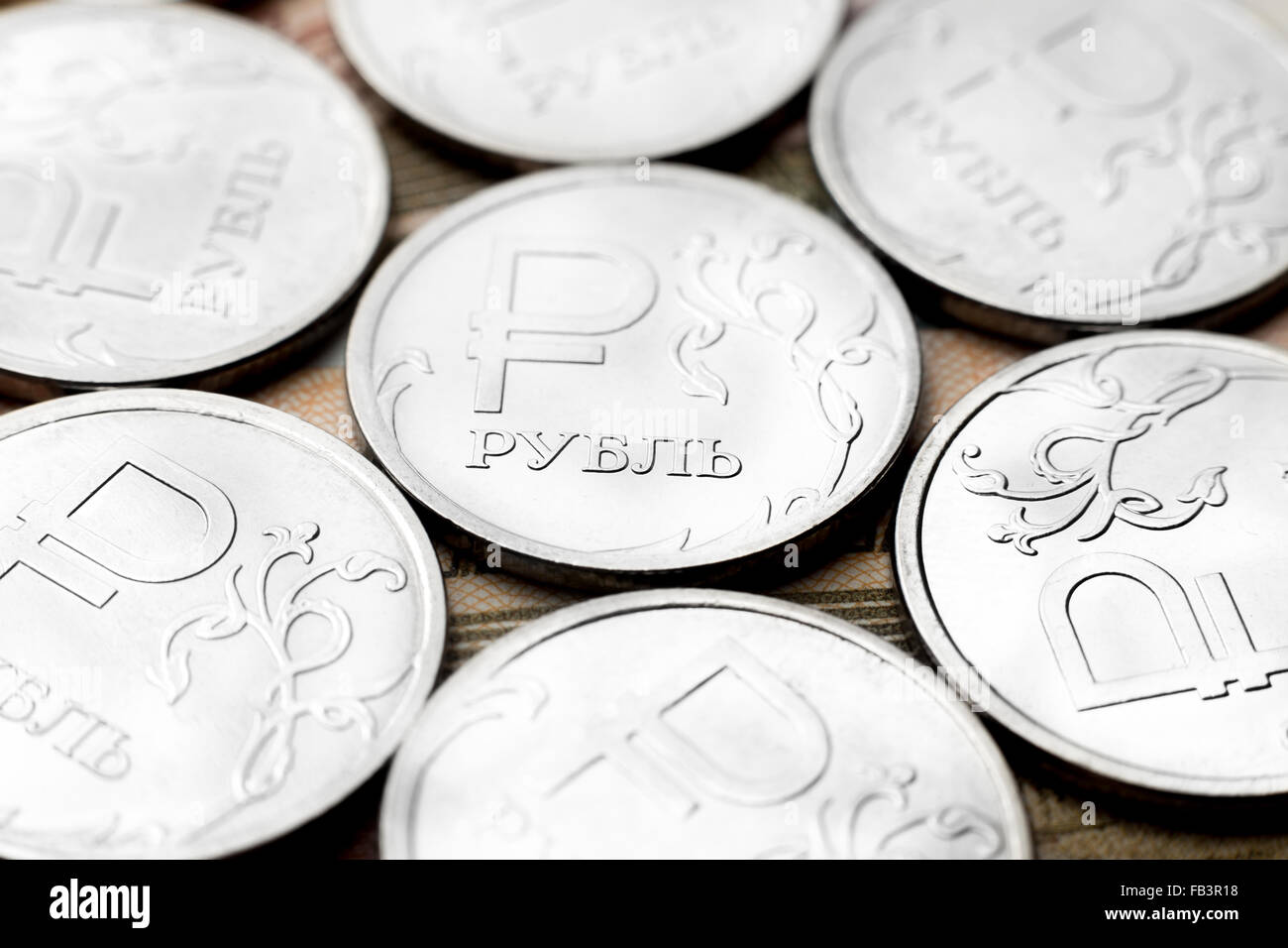 Diverse monete metalliche di valore del rublo che giacciono sulla carta russo denaro Foto Stock